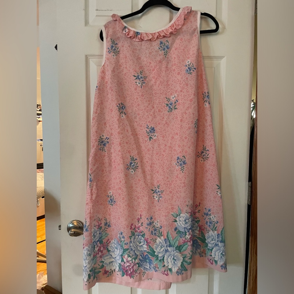 Vintage 60s Pink Calico Floral Patio Dress Ruffled Pocket Loungewear Muumuu - Picture 2 of 2